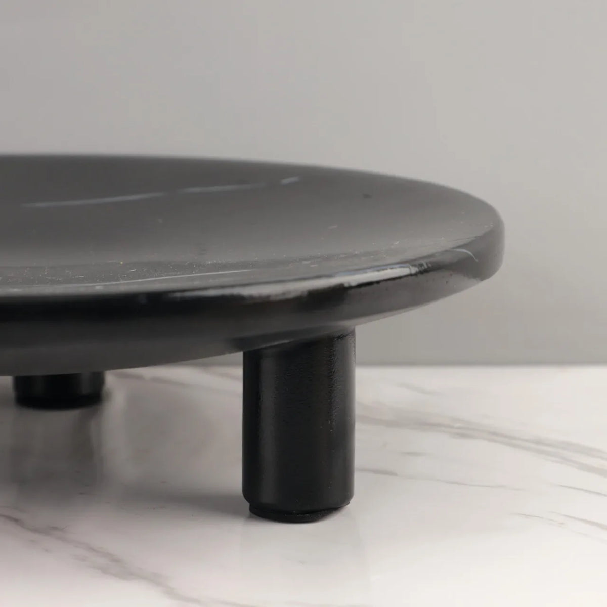 Afralia™ Imitation Marble Resin Three-Legged Fruit Tray - Minimalist Desktop Decoration